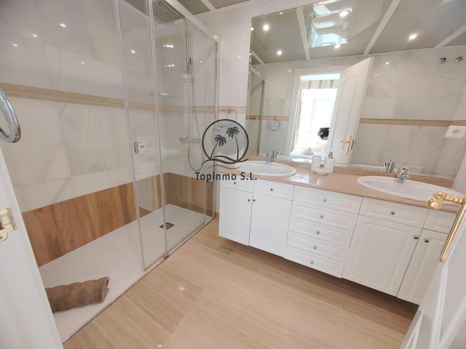 Sunny 3 Bed Island Puerto Marina Apartment *